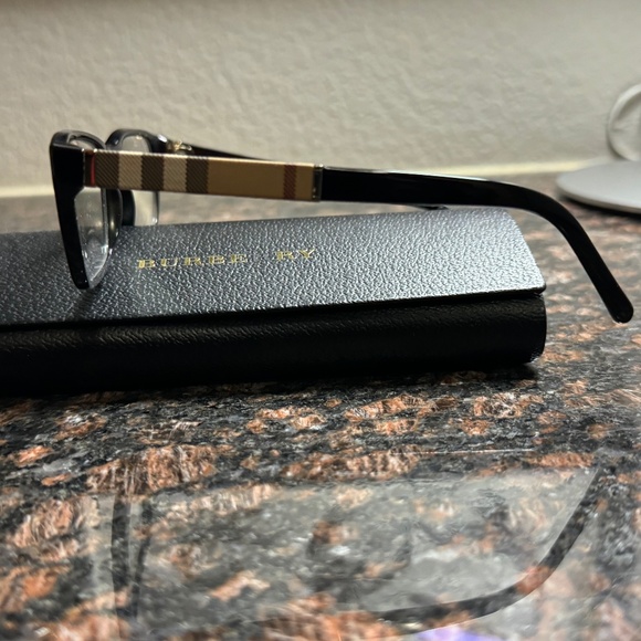 "Classic Elegance: Burberry's Signature Eyewear" - Picture 1 of 6